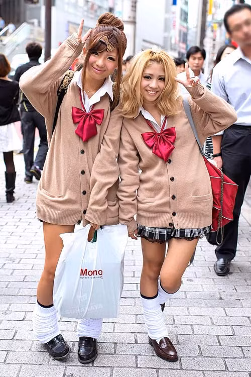 Nữ sinh dạo phố sau giờ tan trường