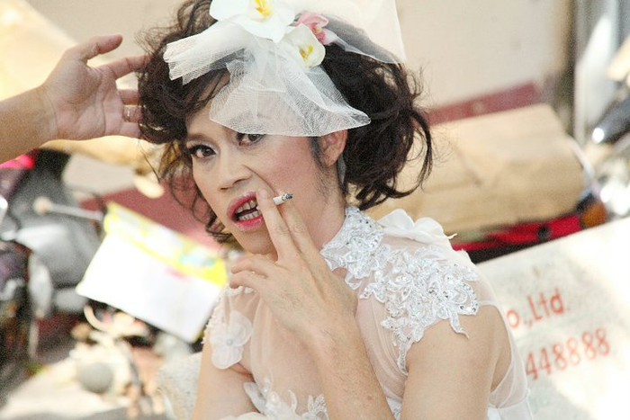 Cô dâu Hoài Linh thật là xì tai.