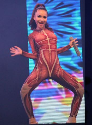 Còn Yến Trang chắc sắm bộ trang phục này cho lễ Hallowen sắp tới.