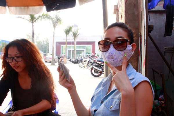 Bịt mặt đánh bài, một phong cách rất Minh Hằng.