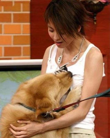 Cúi thấp xuống, hun cái coi. Cúi thấp xuống, hun cái coi.