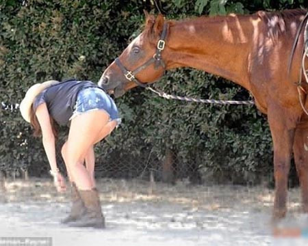 Cô ấy dùng nước hoa gì mà thơm thơm thế nhỉ? Cô ấy dùng nước hoa gì mà thơm thơm thế nhỉ?