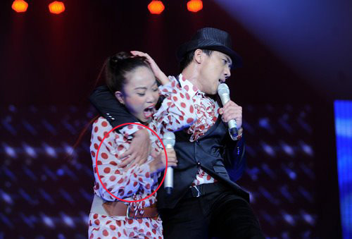 Cái tay của Trấn Thành đang ... "sàm sỡ" Đoan Trang?