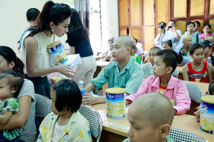 Cô gửi những tập sách vở, sữa tặng các em. Cô gửi những tập sách vở, sữa tặng các em.