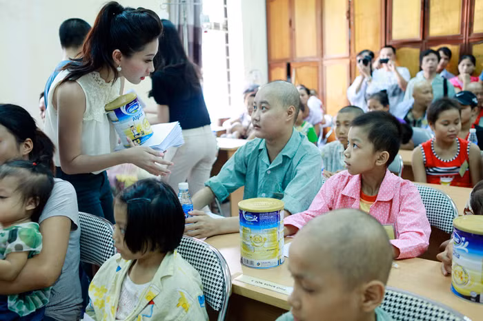 Cô gửi những tập sách vở, sữa tặng các em.