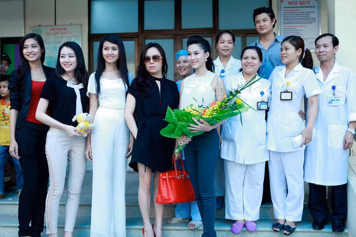 Bốn cô gái đã có chuyến làm từ thiện ý nghĩa.