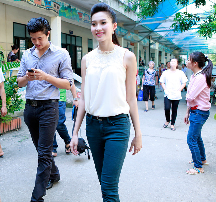 Hoa hậu VN giản di trong buổi làm từ thiện. Hoa hậu VN giản di trong buổi làm từ thiện.