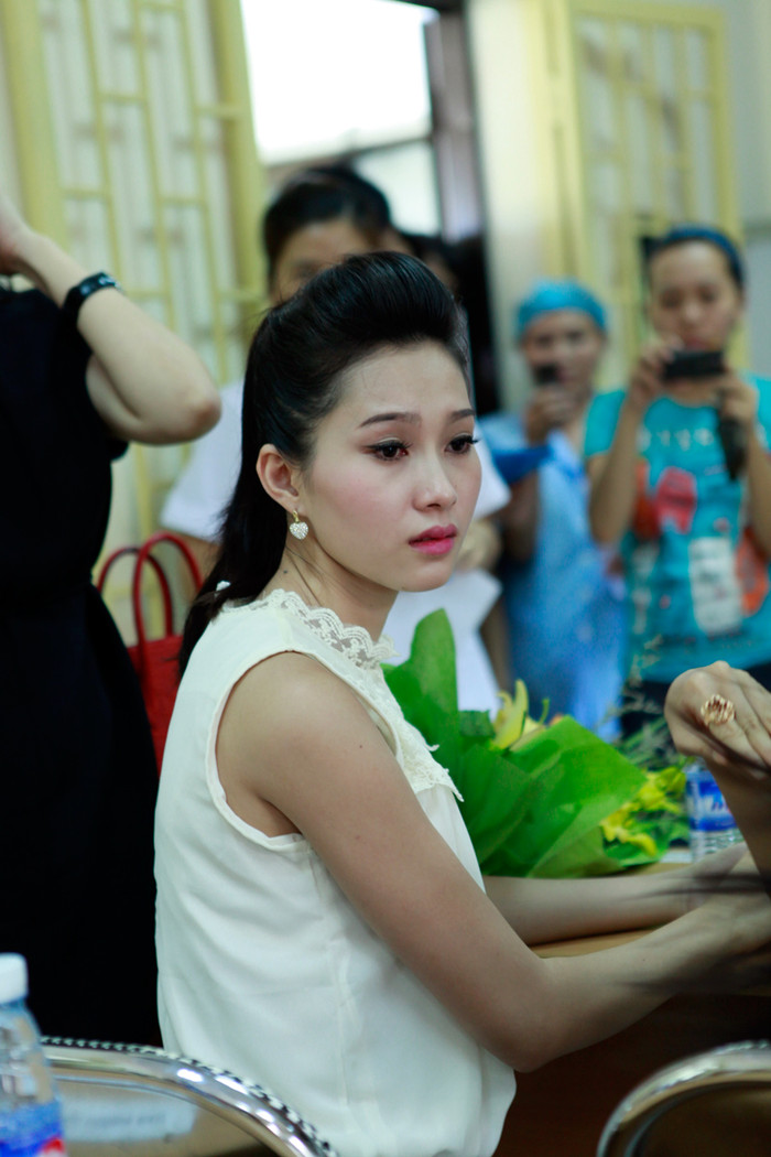 Đôi mắt đỏ hoe của Hoa hậu Thu Thảo. Đôi mắt đỏ hoe của Hoa hậu Thu Thảo.