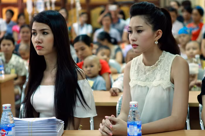 Top 5 Hoa hậu VN 2012 Phan Thị Mơ cũng không giấu nổi tâm trạng buồn khi nghe kể về bệnh tật các em nhỏ.