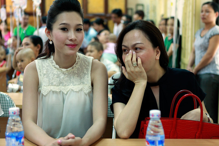 Khi được chia sẻ về bệnh tình các em nhỏ, Hoa hậu không giấu được xúc động nghẹn ngào. Khi được chia sẻ về bệnh tình các em nhỏ, Hoa hậu không giấu được xúc động nghẹn ngào.