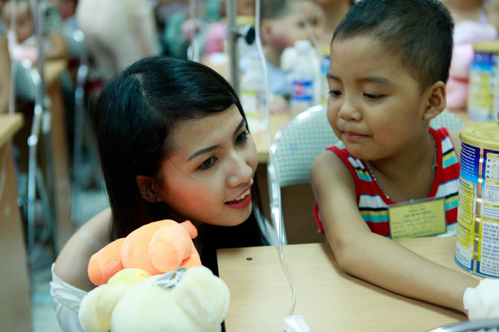 Phan Thị Mơ đùa nghịch với 1 em nhỏ. Phan Thị Mơ đùa nghịch với 1 em nhỏ.