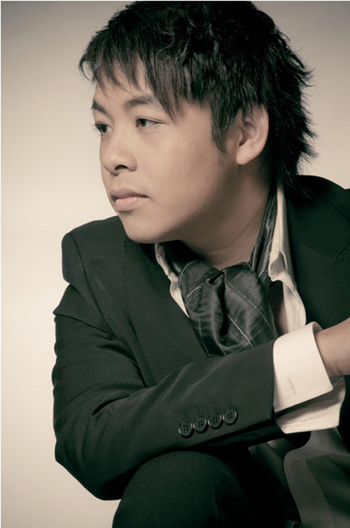 Sau nhiều lần về nước biểu diễn, nam ca sĩ hải ngoại quyết định phát hành album 'Không phải tại chúng mình' ở quê hương. Album như một món quà của nam ca sĩ dành để tri ân người hâm mộ. Các ca khúc trong album đều là những bản nhạc trữ tình như: Mưa nửa đêm, Ai cho tôi tình yêu, Thói đời, Hai chuyến tàu đêm, Về quê ngoại, Hai lối mộng, Trộm nhìn nhau, Ai khổ vì ai….. Các tác phẩm đều được phối mới cùng tiếng hát Quang Lê. (Theo Vnexpress) Sau nhiều lần về nước biểu diễn, nam ca sĩ hải ngoại quyết định phát hành album 'Không phải tại chúng mình' ở quê hương. Album như một món quà của nam ca sĩ dành để tri ân người hâm mộ. Các ca khúc trong album đều là những bản nhạc trữ tình như: Mưa nửa đêm, Ai cho tôi tình yêu, Thói đời, Hai chuyến tàu đêm, Về quê ngoại, Hai lối mộng, Trộm nhìn nhau, Ai khổ vì ai….. Các tác phẩm đều được phối mới cùng tiếng hát Quang Lê. (Theo Vnexpress)