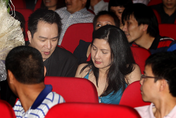 Tái hôn, cuộc sống của Huy MC hiện tại rất bình yên. Anh không còn đi hát mà tập trung vào công việc kinh doanh một cửa hàng ăn uống ở Cali. (Theo Ngôi Sao) Tái hôn, cuộc sống của Huy MC hiện tại rất bình yên. Anh không còn đi hát mà tập trung vào công việc kinh doanh một cửa hàng ăn uống ở Cali. (Theo Ngôi Sao)