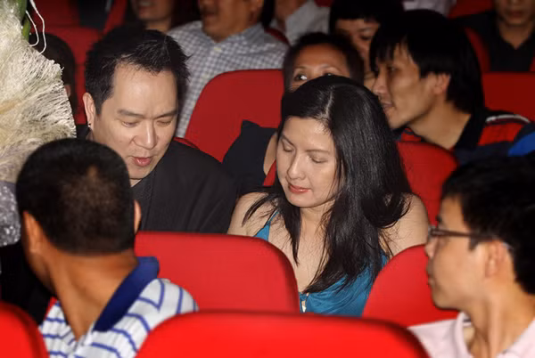 Tái hôn, cuộc sống của Huy MC hiện tại rất bình yên. Anh không còn đi hát mà tập trung vào công việc kinh doanh một cửa hàng ăn uống ở Cali. (Theo Ngôi Sao)