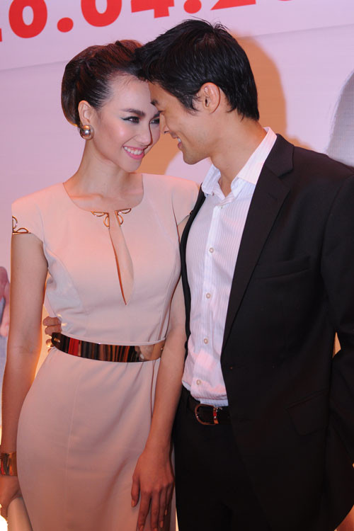 Chiếc đầm của Ngọc Diệp được thiết kế tinh tế, nửa kín nửa hở giúp "cô biên tập viên thời trang" nổi bật nhất trong buổi ra mắt bộ phim của mình. Cô chụp hình cùng với "nhiếp ảnh gia" Trí Nguyễn. Cả hai diễn cảnh tình tứ như đang yêu nhau trong phim trước sự ủng hộ của khách mời và khán giả. (Theo Zing) Chiếc đầm của Ngọc Diệp được thiết kế tinh tế, nửa kín nửa hở giúp "cô biên tập viên thời trang" nổi bật nhất trong buổi ra mắt bộ phim của mình. Cô chụp hình cùng với "nhiếp ảnh gia" Trí Nguyễn. Cả hai diễn cảnh tình tứ như đang yêu nhau trong phim trước sự ủng hộ của khách mời và khán giả. (Theo Zing)