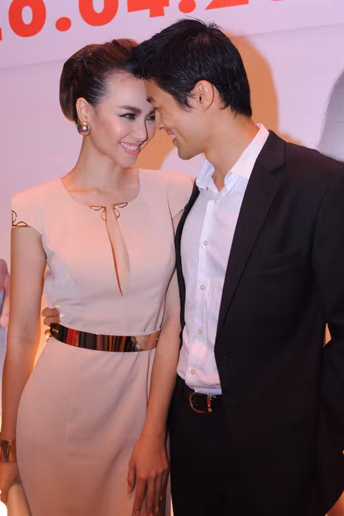 Chiếc đầm của Ngọc Diệp được thiết kế tinh tế, nửa kín nửa hở giúp "cô biên tập viên thời trang" nổi bật nhất trong buổi ra mắt bộ phim của mình. Cô chụp hình cùng với "nhiếp ảnh gia" Trí Nguyễn. Cả hai diễn cảnh tình tứ như đang yêu nhau trong phim trước sự ủng hộ của khách mời và khán giả. (Theo Zing)