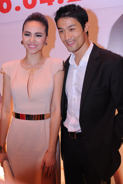 Cặp đôi Đinh Ngọc Diệp và Trí Nguyễn dành cho nhau những cử chỉ và cái nhìn tình tứ trước hàng loạt khách mời trong buổi ra mắt bộ phim "Cưới ngay kẻo lỡ" của đạo diễn Charlie Nguyễn tối qua 11/4 tại TP.HCM. Buổi công chiếu còn quy tụ nhiều ngôi sao trong làng giải trí Việt. Cặp đôi Đinh Ngọc Diệp và Trí Nguyễn dành cho nhau những cử chỉ và cái nhìn tình tứ trước hàng loạt khách mời trong buổi ra mắt bộ phim "Cưới ngay kẻo lỡ" của đạo diễn Charlie Nguyễn tối qua 11/4 tại TP.HCM. Buổi công chiếu còn quy tụ nhiều ngôi sao trong làng giải trí Việt.