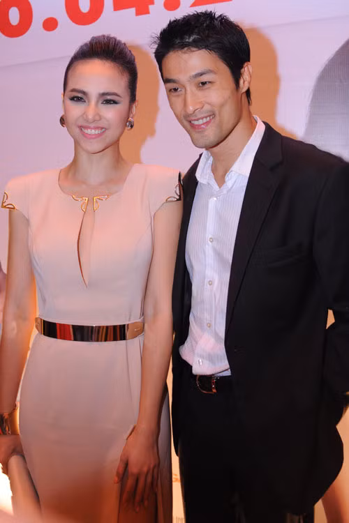 Cặp đôi Đinh Ngọc Diệp và Trí Nguyễn dành cho nhau những cử chỉ và cái nhìn tình tứ trước hàng loạt khách mời trong buổi ra mắt bộ phim "Cưới ngay kẻo lỡ" của đạo diễn Charlie Nguyễn tối qua 11/4 tại TP.HCM. Buổi công chiếu còn quy tụ nhiều ngôi sao trong làng giải trí Việt.