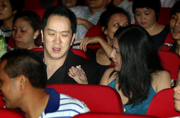 Chồng cũ của ca sĩ Thu Phương cùng vợ Bảo Quyên đến thưởng thức liveshow của Mỹ Linh vào tối 11/4. Hòa lẫn trong dòng khán giả đến Cung văn hóa Hữu nghị Hà Nội để xem liveshow "Và em sẽ hát" của diva tóc ngắn vào tối qua, lần đầu tiên, Huy MC để người vợ mới xuất hiện ở một sự kiện có đông đảo báo giới. Tuy nhiên, anh lặng lẽ đến mà ít gây sự chú ý. Chồng cũ của ca sĩ Thu Phương cùng vợ Bảo Quyên đến thưởng thức liveshow của Mỹ Linh vào tối 11/4. Hòa lẫn trong dòng khán giả đến Cung văn hóa Hữu nghị Hà Nội để xem liveshow "Và em sẽ hát" của diva tóc ngắn vào tối qua, lần đầu tiên, Huy MC để người vợ mới xuất hiện ở một sự kiện có đông đảo báo giới. Tuy nhiên, anh lặng lẽ đến mà ít gây sự chú ý.