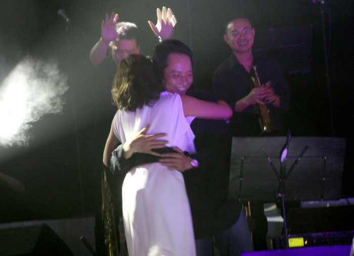 Và, dĩ nhiên, liveshow 'Và em sẽ hát' thành công không thể thiếu người quan trọng nhất của Mỹ Linh: Nhạc sỹ Anh Quân. Cái ôm không chỉ thể hiện niềm vui, mà còn là sự hạnh phúc vô bờ của hai vợ chồng. Họa sỹ Thành Chương ví von: "‘Anh Quân là một người chồng tuyệt vời. Nếu Mỹ Linh là con diều bay cao, thì Anh Quân giống như một chiếc dây. Mọi người thường chú ý vào con diều sặc sỡ, nhưng nếu dây diều đứt thì con diều trông thảm lắm’, vị họa sỹ pha chút tếu táo trong câu chuyện của mình". Và, dĩ nhiên, liveshow 'Và em sẽ hát' thành công không thể thiếu người quan trọng nhất của Mỹ Linh: Nhạc sỹ Anh Quân. Cái ôm không chỉ thể hiện niềm vui, mà còn là sự hạnh phúc vô bờ của hai vợ chồng. Họa sỹ Thành Chương ví von: "‘Anh Quân là một người chồng tuyệt vời. Nếu Mỹ Linh là con diều bay cao, thì Anh Quân giống như một chiếc dây. Mọi người thường chú ý vào con diều sặc sỡ, nhưng nếu dây diều đứt thì con diều trông thảm lắm’, vị họa sỹ pha chút tếu táo trong câu chuyện của mình".