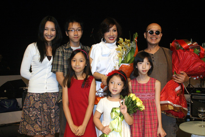 Hình ảnh rạng ngời của Mỹ Linh bên các con Anna Trương, Anh Duy (áo kẻ)và Mỹ Anh (áo đỏ) và họa sỹ Thành Chương khi kết thúc chương trình ‘Và em sẽ hát’. Đêm nhạc kỷ niệm 20 năm ca hát của Mỹ Linh khiến khán giả đắm chìm trong không gian âm nhạc của những ca khúc làm nên tên tuổi chị suốt 20 năm qua, như Hương Ngọc lan, Thì thầm mùa xuân, Chị tôi, Hà Nội đêm trở gió, Trên đỉnh Phù Vân, Chuyện tình, Vẫn hát lời tình yêu, Tóc ngắn… Hình ảnh rạng ngời của Mỹ Linh bên các con Anna Trương, Anh Duy (áo kẻ)và Mỹ Anh (áo đỏ) và họa sỹ Thành Chương khi kết thúc chương trình ‘Và em sẽ hát’. Đêm nhạc kỷ niệm 20 năm ca hát của Mỹ Linh khiến khán giả đắm chìm trong không gian âm nhạc của những ca khúc làm nên tên tuổi chị suốt 20 năm qua, như Hương Ngọc lan, Thì thầm mùa xuân, Chị tôi, Hà Nội đêm trở gió, Trên đỉnh Phù Vân, Chuyện tình, Vẫn hát lời tình yêu, Tóc ngắn…