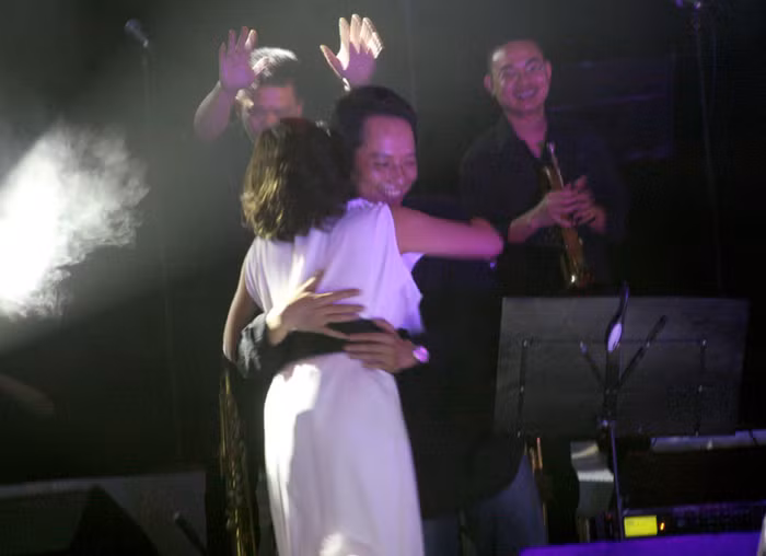 Và, dĩ nhiên, liveshow 'Và em sẽ hát' thành công không thể thiếu người quan trọng nhất của Mỹ Linh: Nhạc sỹ Anh Quân. Cái ôm không chỉ thể hiện niềm vui, mà còn là sự hạnh phúc vô bờ của hai vợ chồng. Họa sỹ Thành Chương ví von: "‘Anh Quân là một người chồng tuyệt vời. Nếu Mỹ Linh là con diều bay cao, thì Anh Quân giống như một chiếc dây. Mọi người thường chú ý vào con diều sặc sỡ, nhưng nếu dây diều đứt thì con diều trông thảm lắm’, vị họa sỹ pha chút tếu táo trong câu chuyện của mình".