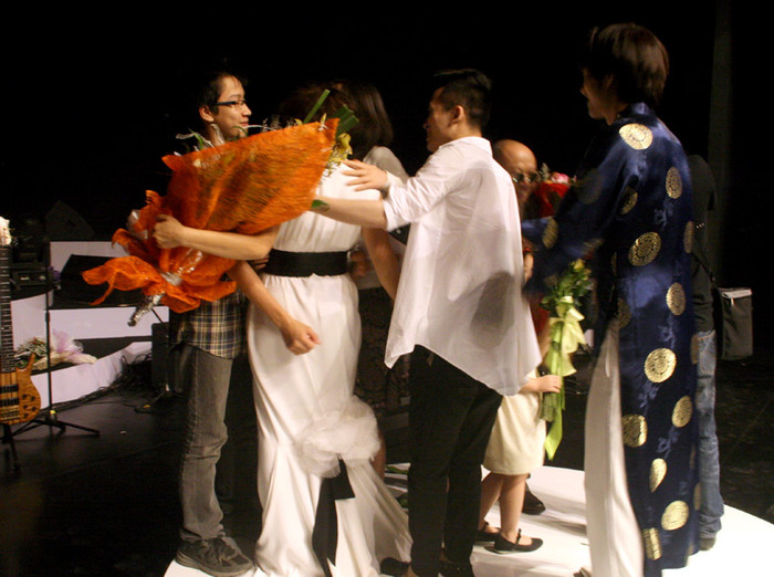 Khoảnh khắc người thân, bạn bè chia sẻ niềm vui với Mỹ Linh khi 'Và em sẽ hát' kết thúc trọn vẹn. Đó là những cái ôm thật chặt của con trai Anh Duy dành cho mẹ, của Tùng Dương dành cho người chị và là nụ cười của nam ca sỹ Hàn Quốc Im Tae Kyung. Khoảnh khắc người thân, bạn bè chia sẻ niềm vui với Mỹ Linh khi 'Và em sẽ hát' kết thúc trọn vẹn. Đó là những cái ôm thật chặt của con trai Anh Duy dành cho mẹ, của Tùng Dương dành cho người chị và là nụ cười của nam ca sỹ Hàn Quốc Im Tae Kyung.