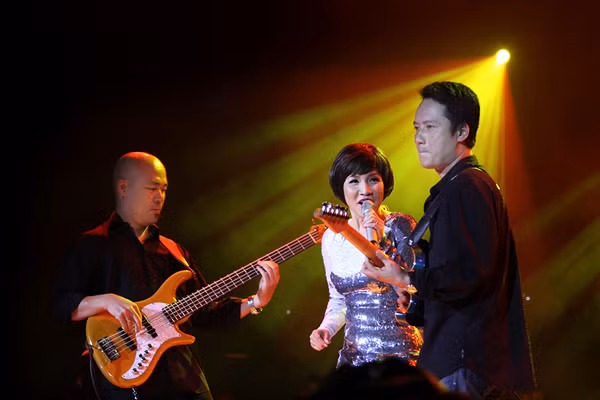 Ngay cả những tin đồn rạn nứt tình cảm của vợ chồng Mỹ Linh cũng khéo léo được Thành Chương kể lại: "Có hôm Linh đến gặp tôi và bảo chắc lần này hai đứa không thể sống được với nhau vì chồng em quá gia trưởng. Tôi khuyên rằng, đi học thì có lớp trưởng, đi tàu thì có thuyền trưởng... nên tất nhiên trong một gia đình thì phải có gia trưởng chứ!". Anh ví Mỹ Linh như cánh diều bay cao, còn nhạc sĩ Anh Quân là sợi dây giữ cho cánh diều ấy có thể bay cao hơn nữa. Không ai ngắm sợi dây nhưng nếu dây đứt thì cánh diều "trông cũng buồn cười lắm".