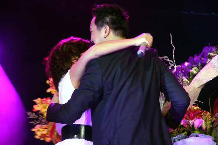 Và, một người lặng lẽ chăm chú ngồi xem Mỹ Linh dưới khán phòng lập tức lên tặng hoa chị, không ai khác chính là Huy MC. Và, một người lặng lẽ chăm chú ngồi xem Mỹ Linh dưới khán phòng lập tức lên tặng hoa chị, không ai khác chính là Huy MC.