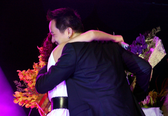 Lặn lội từ nước ngoài trở về, anh chúc mừng Mỹ Linh bằng một cái ôm và bó hoa lớn. Lặn lội từ nước ngoài trở về, anh chúc mừng Mỹ Linh bằng một cái ôm và bó hoa lớn.