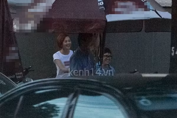 Phương Uyên còn lái xe máy chở Thiều Bảo Trang về. Có vẻ như sau khi đưa ra quyết định rút lui khỏi The Voice, Thiều Bảo Trang đã lấy lại tinh thần. Trông cô rạng rỡ và vui vẻ hơn hẳn trước đây.