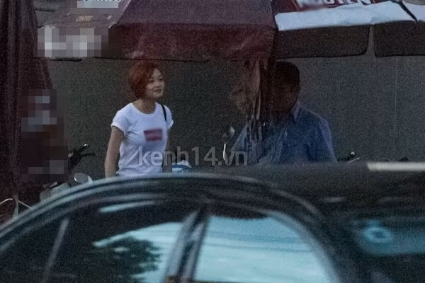 Tuy nhiên, chiều qua, ống kính đã bắt gặp Thiều Bảo Trang ở ngay khu trung tâm TP.HCM. Cô cùng với cựu giám đốc âm nhạc The Voice Phương Uyên bước ra từ một phòng trà nổi tiếng ở thành phố. Cả hai vừa đi vừa cười nói rất vui vẻ.