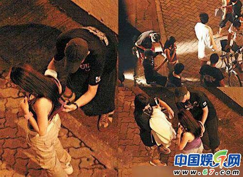 Chung Hân Đồng phải nhờ đến sự trợ giúp của nam nhân viên trợ lý trong đoàn để chỉnh lại trang phục và tìm cách gắn lại mic cho cô nàng trước giờ diễn. Chung Hân Đồng phải nhờ đến sự trợ giúp của nam nhân viên trợ lý trong đoàn để chỉnh lại trang phục và tìm cách gắn lại mic cho cô nàng trước giờ diễn.