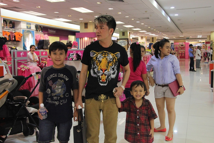 Cụm chiếu phim Megastar Hùng Vương (TP.HCM) ngày 26/4 náo nhiệt hơn ngày thường bởi có sự xuất hiện của Mr Đàm và hai khách xem nhí là con nuôi của anh.