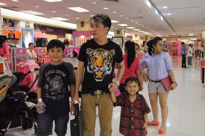 Cụm chiếu phim Megastar Hùng Vương (TP.HCM) ngày 26/4 náo nhiệt hơn ngày thường bởi có sự xuất hiện của Mr Đàm và hai khách xem nhí là con nuôi của anh.