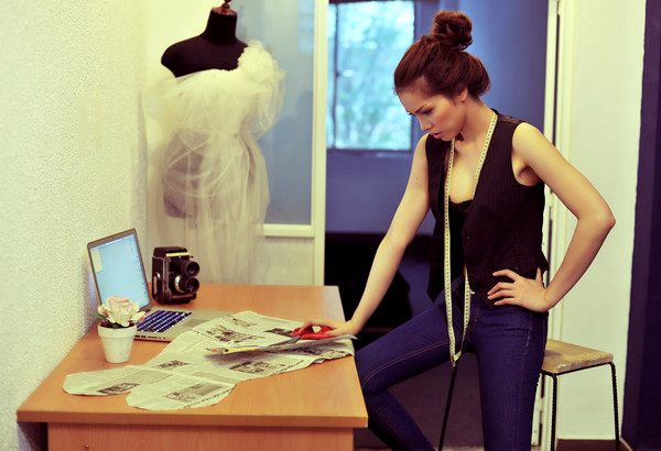 Khi bộ váy đã hoàn thành, người đẹp lại đắm chìm trong cảm giác buồn bã bởi cuộc tình của cô còn nhiều khúc mắc chưa trọn vẹn. Khi bộ váy đã hoàn thành, người đẹp lại đắm chìm trong cảm giác buồn bã bởi cuộc tình của cô còn nhiều khúc mắc chưa trọn vẹn.