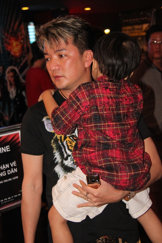 Hai tay dẫn hai cậu con trai nuôi và chu đáo chăm sóc, Mr Đàm gợi liên tưởng đến các ông bố đảm đang nổi tiếng trên thế giới như Tom Cruise, Brad Pitt, Jack Black….