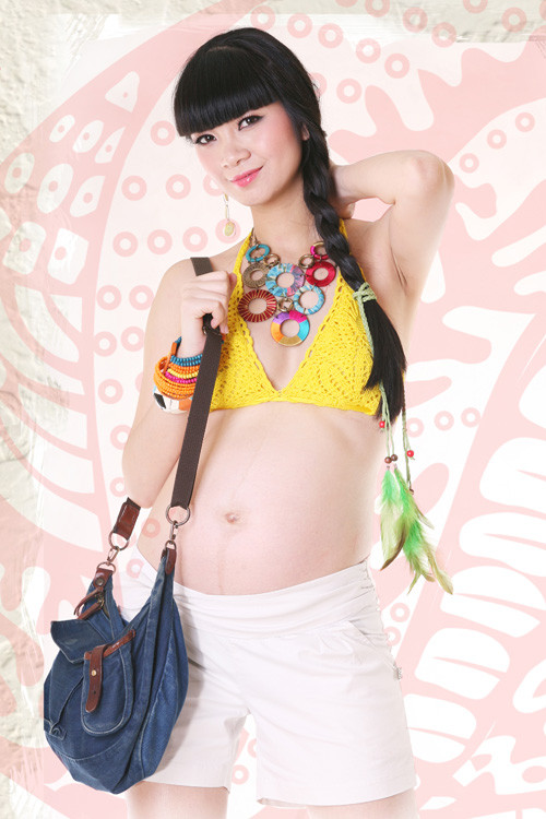 Hạ Vy: Chân dài đình đám của showbiz phía Bắc lên chức mẹ từ khi còn rất trẻ. Hiện tại, vợ chồng cô đang hạnh phúc chờ đón cậu con trai thứ hai. Sinh quý tử đúng năm rồng, Hạ Vy rất mãn nguyện và thoải mái.