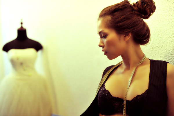 Người đẹp táo bạo phanh áo, khoe nội y cùng đôi gò bồng đảo sexy.