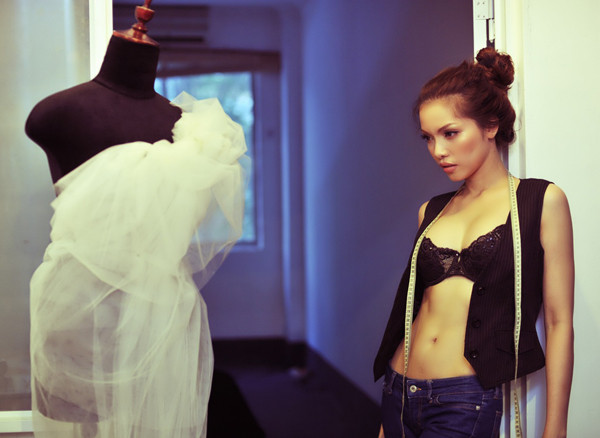 'Cô thợ may' dành nhiều tâm huyết chuẩn bị bộ soiree cưới cho riêng mình. 'Cô thợ may' dành nhiều tâm huyết chuẩn bị bộ soiree cưới cho riêng mình.