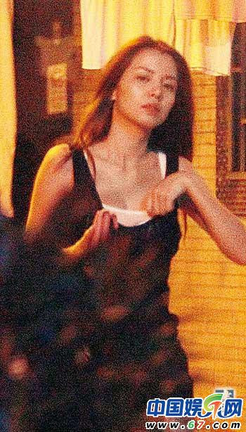 Người đẹp 24 tuổi Lý Dục Phân vừa đi vừa chỉnh đốn lại nội y một cách đầy tự tin và thuần thục. Người đẹp 24 tuổi Lý Dục Phân vừa đi vừa chỉnh đốn lại nội y một cách đầy tự tin và thuần thục.