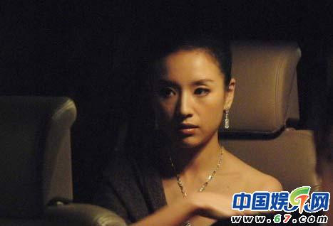 Đổng Khiết vừa chỉnh lại nội y thì bắt gặp các phóng viên hướng ống kính về phía mình khiến cô nàng tỏ ra có phần bối rối, e ngại. Đổng Khiết vừa chỉnh lại nội y thì bắt gặp các phóng viên hướng ống kính về phía mình khiến cô nàng tỏ ra có phần bối rối, e ngại.