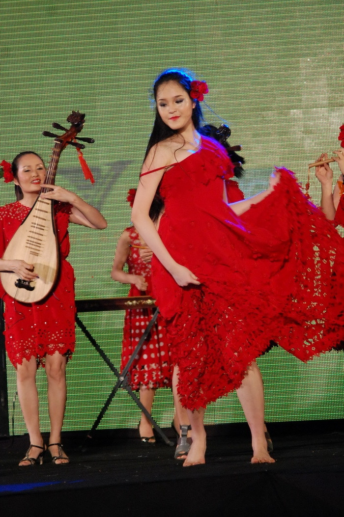 Cô có những màn lấy tay hất váy trong khi biểu diễn.... Cô có những màn lấy tay hất váy trong khi biểu diễn....