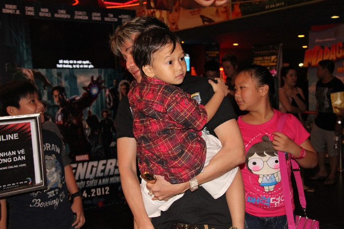 Mr Đàm dẫn hai con trai nuôi bước vào rạp phim. Họ bước đi khá nhanh, cố tránh sự hiếu kỳ của người hâm mộ. (Giaoduc.net.vn)