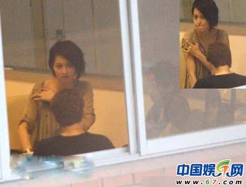 Lương Vịnh Kỳ dường như đang cố chỉnh lại nội y một cách vô thức trong khi đang ngồi trò chuyện cùng một đồng nghiệp nam người nước ngoài. Dây áo hiệu Gigi phía tay phải của cô nàng như trêu ngươi khi liên tục “rời bỏ vị trí” khiến Lương Vịnh Kỳ kéo lên lại tụt xuống.