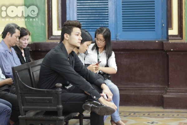 Sáng 27/4, trong trang phục áo sơ mi đen và quần tây, Vĩnh Thụy tiếp tục có mặt tại TAND TP HCM để nghe tuyên án về tội Kinh doanh trái phép linh kiện điện tử cùng các bị can khác. Vĩnh Thụy, tên đầy đủ là Lê Xuân Vĩnh Thụy (24 tuổi) nhận 6 tháng tù nhưng cho hưởng án treo. Việc Vĩnh Thụy khai báo thành khẩn và giao nộp lại toàn bộ số tiền thu được từ vụ buôn lậu là cơ sở được tòa xem xét giảm đáng kể hình phạt.