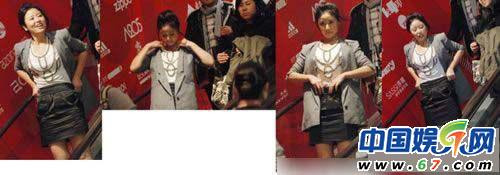 Lâm Tâm Như dường như đang có chuyện vui nên không hề tỏ ra ngại ngùng khi đi cầu thang máy và hồn nhiên chỉnh sửa lại trang phục. Khi nhìn thấy phóng viên đang hướng về phía mình, cô nàng cũng vẫn không tỏ ra e ngại, mắt nhìn tứ phía, nói cười hớn hở với trợ lý theo sau. Lâm Tâm Như dường như đang có chuyện vui nên không hề tỏ ra ngại ngùng khi đi cầu thang máy và hồn nhiên chỉnh sửa lại trang phục. Khi nhìn thấy phóng viên đang hướng về phía mình, cô nàng cũng vẫn không tỏ ra e ngại, mắt nhìn tứ phía, nói cười hớn hở với trợ lý theo sau.