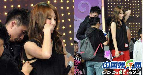 rong lúc luyện tập, chỉ đạo chương trình phát hiện dây áo nội y của Tiêu Á Hiên lộ ra quá nhiều sẽ gây phản cảm, ngay lập tức người này cho ngừng bài tập của Tiêu Á Hiên và yêu cầu một trợ lý nam đến giúp sức. rong lúc luyện tập, chỉ đạo chương trình phát hiện dây áo nội y của Tiêu Á Hiên lộ ra quá nhiều sẽ gây phản cảm, ngay lập tức người này cho ngừng bài tập của Tiêu Á Hiên và yêu cầu một trợ lý nam đến giúp sức.