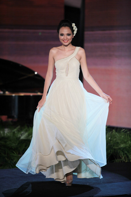 Những năm trước, Hoa hậu Mai Phương Thúy, Thùy Dung là gương mặt quen thuộc của Tuần lễ Thời trang Việt Nam. Năm nay, Diễm Hương được chọn làm người thay thế. Những năm trước, Hoa hậu Mai Phương Thúy, Thùy Dung là gương mặt quen thuộc của Tuần lễ Thời trang Việt Nam. Năm nay, Diễm Hương được chọn làm người thay thế.