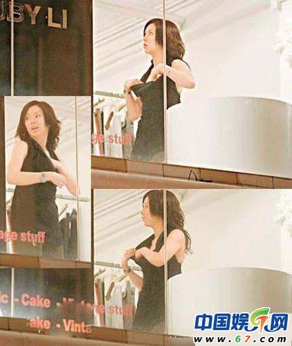 La Tuệ Quyên trong một lần đi mua đồ, khi cô nàng thay sang trang phục tối màu hơn và trễ cổ. La Tuệ Quyên bị các phó nháy chộp được những khoảnh khắc riêng tư nhất của cô khi thử đồ. La Tuệ Quyên trong một lần đi mua đồ, khi cô nàng thay sang trang phục tối màu hơn và trễ cổ. La Tuệ Quyên bị các phó nháy chộp được những khoảnh khắc riêng tư nhất của cô khi thử đồ.